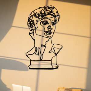 Cuadro de busto estilo David en líneas continuas, arte decorativo moderno en MDF negro sobre pared blanca, estilo clásico reinterpretado.