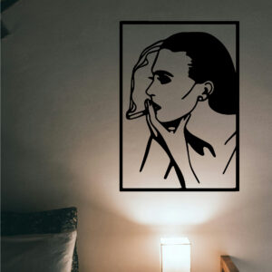Cuadro en blanco y negro de una mujer retirándose una máscara, arte en MDF con diseño lineal y contraste fuerte para pared interior.